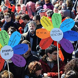 Un momento della manifestazione organizzata su iniziativa dell'associazione Libera per ricordare le vittime della mafia in occasione della diciottesima edizione della Giornata della memoria delle vittime, Firenze, 16 marzo 2013. ANSA
