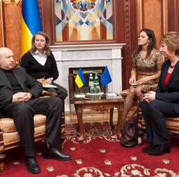 Catherine Ashton con il presidente ad interim Oleksandr Turchynov a Kiev (Epa)