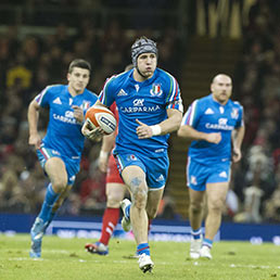 Michele Campagnaro lanciato verso la seconda meta personale al Millennium Stadium di Cardiff (Space24)