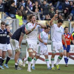 Joshua Furno festeggia dopo aver segnato una meta durante il Sei Nazioni di rugby contro la tra Scozia (Afp)