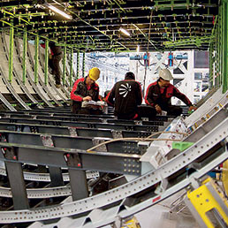 Lavoratori nello stabilimento Alenia Aermacchi (Taranto)