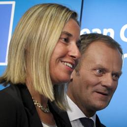 Il ministro degli esteri Renata Mogherini e il primo ministro polacco Donald Tusk. (Epa)