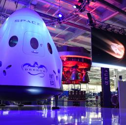 La capsula spaziale Dragon V-2 presentata da SpaceX per il trasporto di astronauti (Afp)