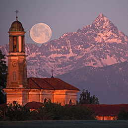 Una bella immagine di Luna piena, con teleobiettivo, sul Monviso (foto Stefano De Rosa)