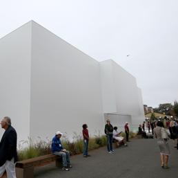 La struttura temporanea creata da Apple in prossimità del Flint Center a Cupertino dove verranno presentati l'iPhone 6 e l'iWatch (Afp)