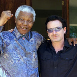 Nelson Mandela e Bono Vox, il leader degli U2. (Afp)