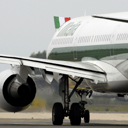 Alitalia, spunta l'ipotesi Poste. Enac: senza ricapitalizzazione sabato stop