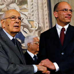 Napolitano a Letta: Tieni duro. Berlusconi frena i falchi nel Pdl - Schifani: se passa l'interdizione pronti a lasciare il Governo