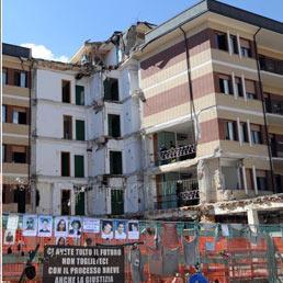 La Casa dello studente a L'Aquila oggi 2 aprile 2011 con le foto degli otto studenti morti nel crollo . - Ansa