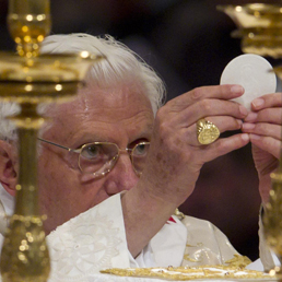 Fede e ragione devono collaborare. Nella foto Benedetto XVI durante la celebrazione del Corpus Domini (Ansa)