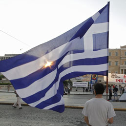 Accordo Grecia e Ue-Fmi-Bce che prevede il licenziamento di 30mila dipendenti pubblici