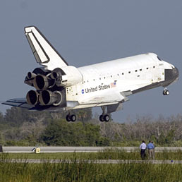 In pensione lo Shuttle, non il grande sogno. Nella foto lo Shuttle Atlantis atterra sulla pista della base di Cape Canaveral, in Florida (Ansa)