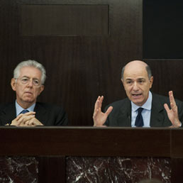 Mario Monti e Corrado Passera. Foto Ansa