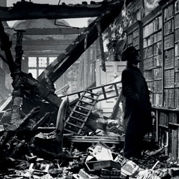 La Holland House Library di Londra distrutta dai bombardamenti aerei nel 1940