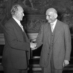 Il cancelliere tedesco Konrad Adenauer e il ministro degli Esteri francese Robert Schuman in un incontro a Parigi