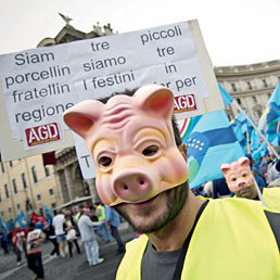 Nella foto lavoratori in Piazza della Repubblica a Roma con maschere che si ispirano ai travestimenti dei consiglieri della Regione Lazio durante le feste