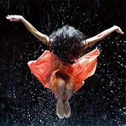 A vent'anni dal debutto di "Palermo, Palermo", Pina Bausch è un monolite radioattivo che continua ad emettere onde. Nella foto un momento dello spettacolo Vollmond, in prima nazionale al Piccolo di Milano