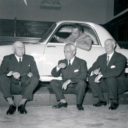 La presentazione della nuova Bianchina. Al Museo della Scienza e della Tecnica di Milano, il 15 settembre 1957. Dentro l'auto Gianni Agnelli, seduti, da sinistra, Alberto Pirelli, Vittorio Valletta e Giuseppe Bianchi (Olycom)