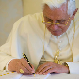 Con il suo nuovo libro Benedetto XVI scende in campo per difendere la storicit di Cristo