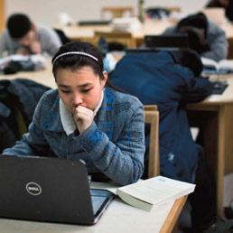 Le foto di questo servizio sono state scattate alla Beida, la pi antica universit di pechino, considerata dal China education center la migliore del paese. fondata nel 1898 durante la cosiddetta riforma dei cento giorni per modernizzare il paese, oggi ha 30 college e 12 dipartimenti. nella colossale biblioteca dell'ateneo (4,5 milioni di titoli) lavor a suo tempo anche Mao Tse-Tung