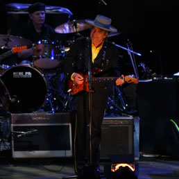 «Blowin’ in the wind» e le altre. Vota la tua preferita nel canzoniere dylaniano. Bob Dylan durante uno dei suoi concerti in Cina (Reuters)