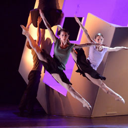 Le “Quattro Stagioni” dentro una casa, abitata dalla Spellbound Dance Company (Foto Cristiano Castaldi)