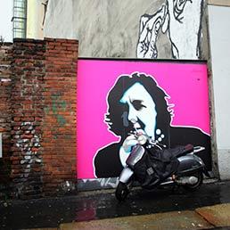 Un murale che ritrae la poetessa Alda Merini (Fotogramma)
