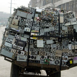 Wenling, Provincia di zhejiang (cina), cimitero mondiale dei computer,  Greenpeace/Lai Yun; in basso, Sandy Smith, Mauritian Sunset, 2006