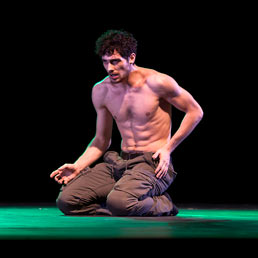 Omaggio a tre giganti della danza all'Opera di Roma. Intervista ad Alessandro Riga, giovane Béjart nella suite "Gaîte parisienne".