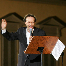 Roberto Benigni racconta Dante sotto la statua del letterato in piazza Santa Croce a Firenze (Ansa)