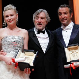 Il presidente della giuria Robert de Niro in posa con Kirsten Dunst (miglior attrice) Jean Dujardin (miglior attore)