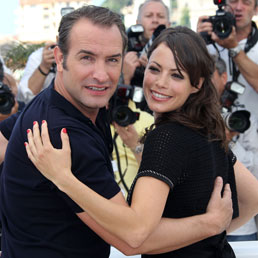 Jean Dujardin e Berenice Bejo protagonisti del film "The Artist" presentato a Cannes il 15 maggio 2011 (AFP PHOTO / VALERY HACHE)