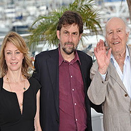 L'Italia si affaccia in concorso, da Moretti a Scamarcio. Nella foto il regista Nanni Moretti (al centro) con i protagonisti del suo film, in concorso al Festival di Cannes, "Habemus papam": Margherita Buy e Michel Piccoli (Agf)