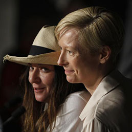 Lynne Ramsay, regista di "We Need to Talk About Kevin" (a sinistra), con la protagonista del film Tilda Swinton (AP Photo)