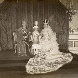 Otto a quattro anni, tra i genitori, l'imperatore Carlo e l'imperatrice Zita.Budapest, 30 dicembre 1916