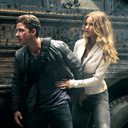 Shia LaBeouf e Rosie Huntington-Whiteley in una scena di Tranformer 3 di Michael Bay