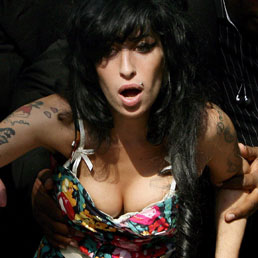 Amy Winehouse trovata morta a Londra, vittima di un cocktail di farmaci e droghe