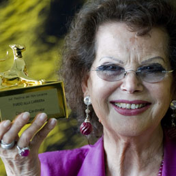 Claudia Cardinale posa con il Leopardo d'Oro (Epa)