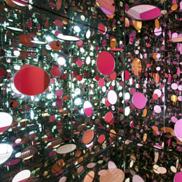 Una retrospettiva per Kusama, anima inquieta dietro la magia di specchi e colori