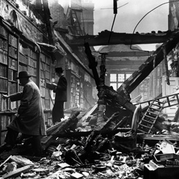 Londra 1940. La Holland House Library distrutta dai bombardamenti aerei nazisti