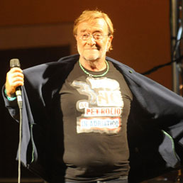 Lucio Dalla durante il concerto alla Isole Tremiti del 30 giugno 2011 (ANSA/FRANCO CAUTILLO)