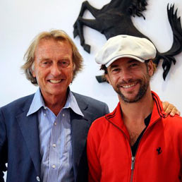 Luca Cordero di Montezemolo posa insiema a Jay Kay.