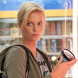 Dalla toccante Deannie Yip alla glamour Charlize Theron, nelle sale un weekend tutto al femminile. Nella foto l'attrice Charlize Theron in una scena di "Young Adult"