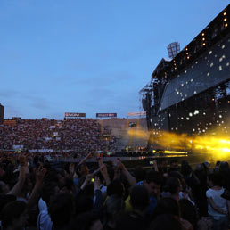Ligabue, Guccini e i Nomadi «raccolgono» 2,5 milioni per i terremotati. E la Rai sospende gli spot durante il Concerto per l'Emilia (Ansa)