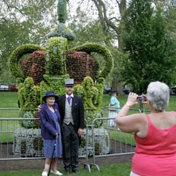 Una corona da cinque tonnellate e 13mila piante differenti installata nel St James Park, nel centro di Londra, per festeggiare il Diamond Jubilee, ovvero i 60 anni di regno di Elisabetta