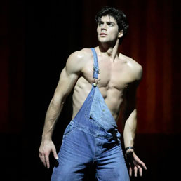 Roberto Bolle in Le Jeune Homme et la Mort (foto Luciano Romano)