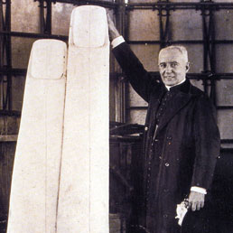 Un sacerdote mostra la grandezza delle dita della statua del Cristo Redentor di Rio de Janeiro in una foto del 1930