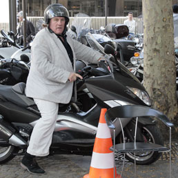 Gerard Depardieu a bordo del suo scooterone in una foto dello scorso maggio (Afp)