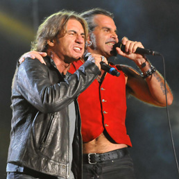 Luciano Ligabue con Piero Pelù (Ansa)