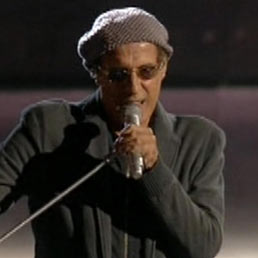 Nel fermo immagine preso da Canale 5, Adriano Celentano nella parte iniziale della sua esibizione all'Arena di Verona nello spettacolo "Rock Economy" (Ansa)